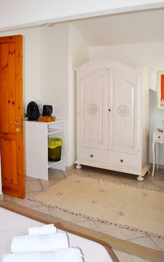 Casa Vacanza Porto Frailis Gia Porto Frailis B&B Арбатакс Экстерьер фото